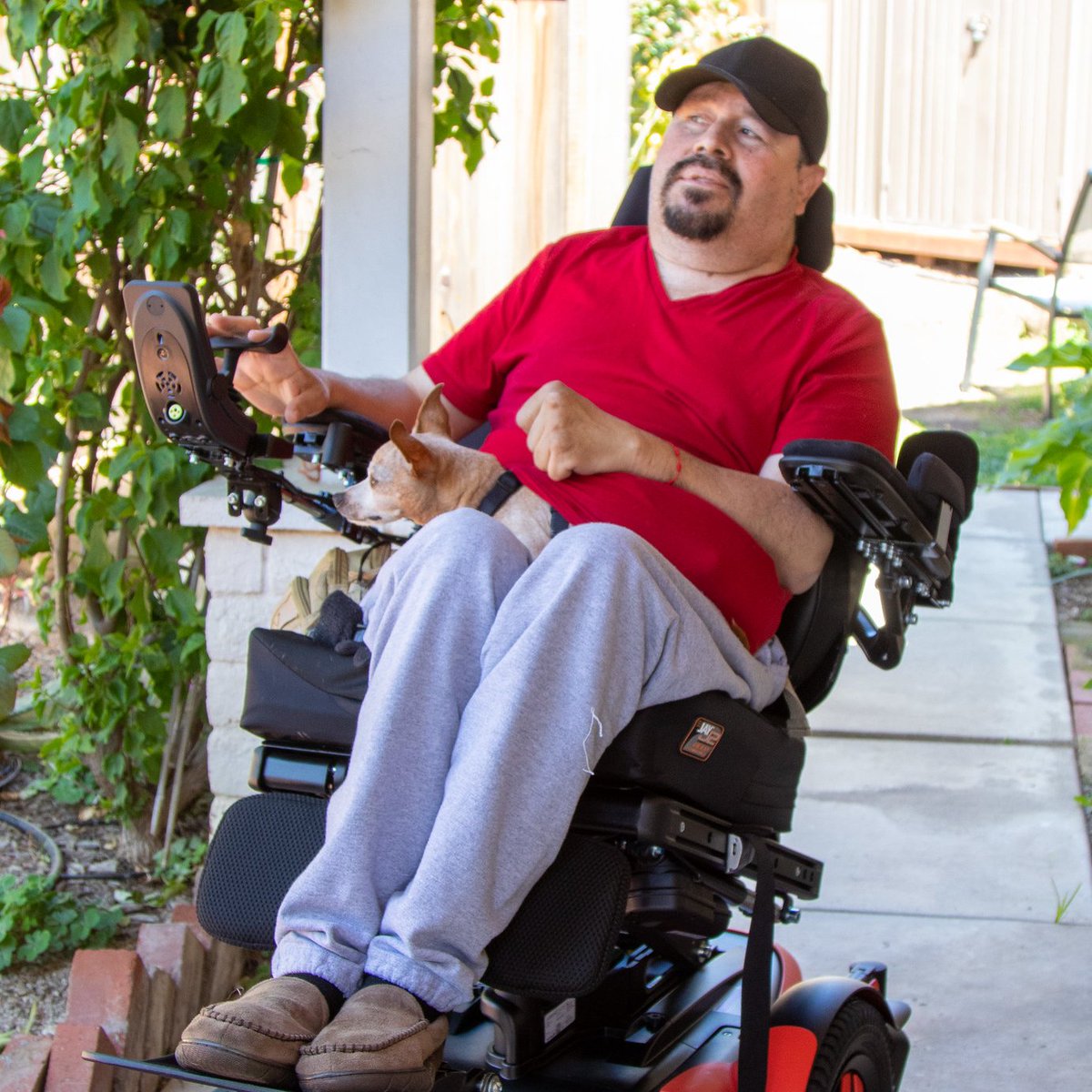 A heartwarming reunion! 🥰 @RedCrossCCR volunteers were excited to finally meet Ignacio, whose electric wheelchair they replaced after it was destroyed by floodwaters. Heavy rain and flooding impacted the central California area in December. One night, Ignacio and his brother