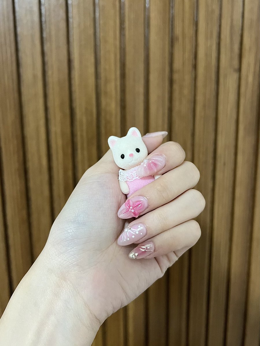 new way to flex your nails 🐈💗🌸