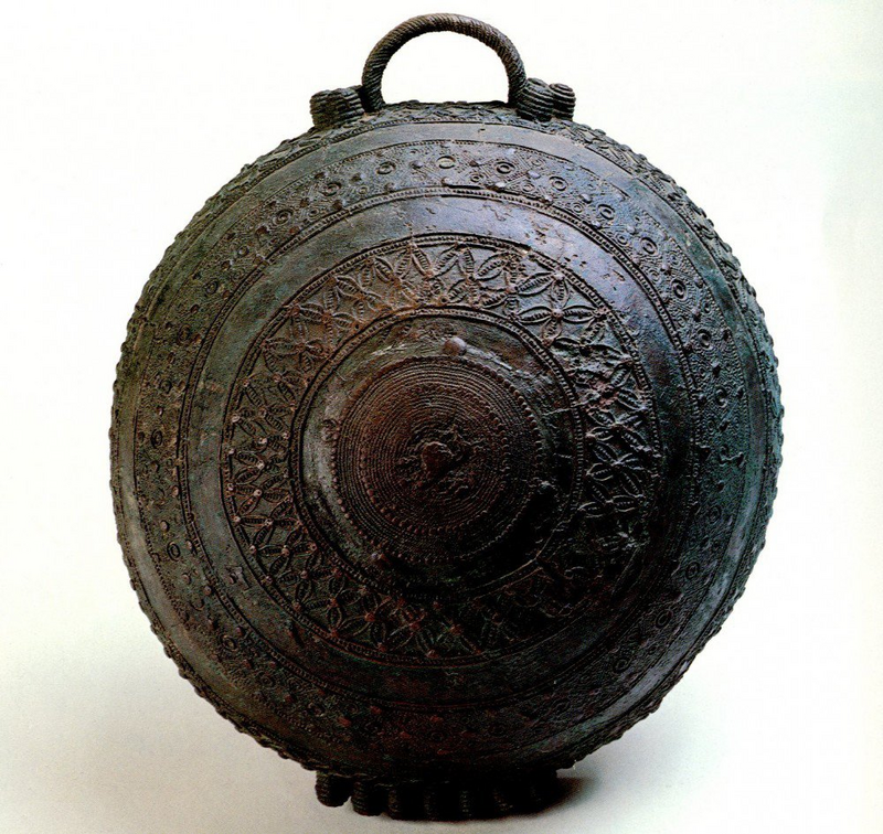 Igbo-Ukwu (Nigeria)

It is possible that the inhabitants of Igbo-Ukwu had a metalworking art that flourished as early as the ninth century (though this date remains controversial). Three sites have been excavated

metmuseum.org/toah/hd/igbo/h…