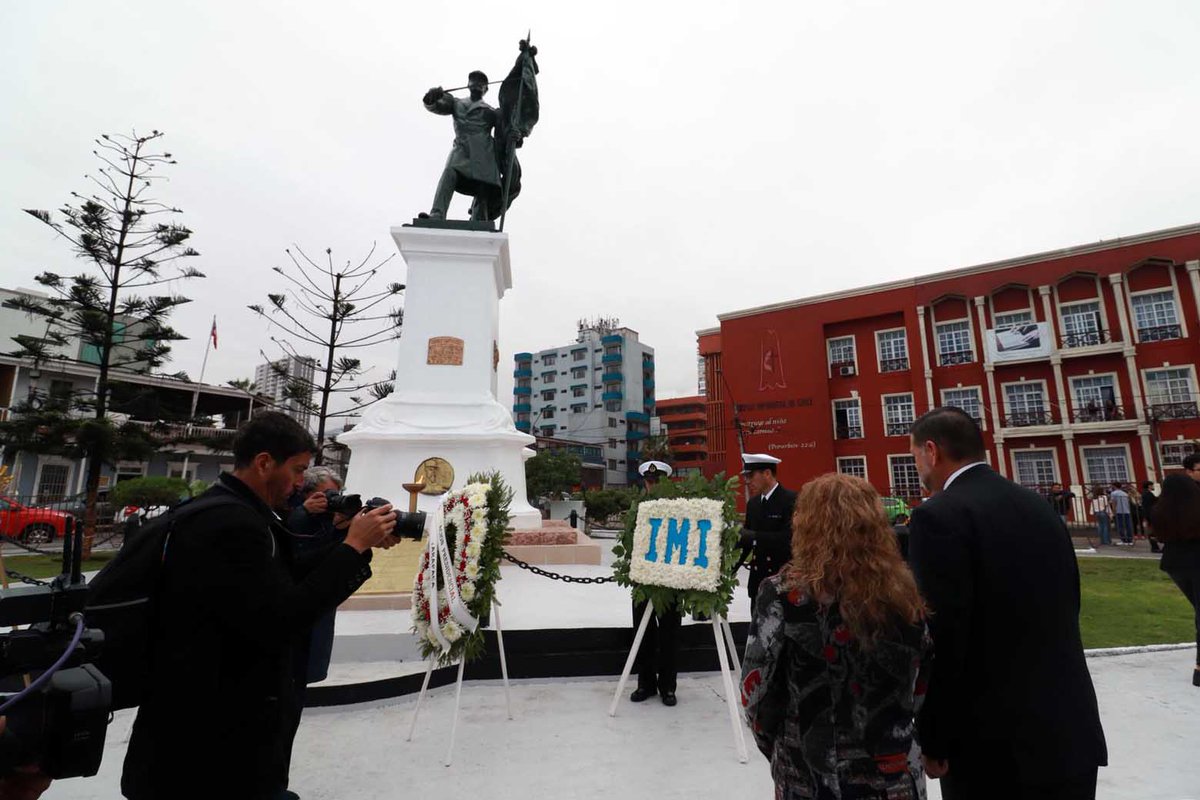 #Modo21DeMayoActivado🇨🇱⚓ El #EquipoGore, en representación del Gob. @JMCarvajalG. y el core, Luis Carvajal, entregaron una ofrenda floral en el gran desfile escolar 2024 que, estudiantes y profesores de #Iquique, protagonizaron para rendir homenaje la gesta heroica de Prat.👏