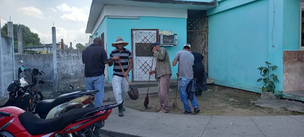 Temprano en la mañana los trabajadores de EMSUME  desarrollan cambio de labor en el Hospital Héroes del Baires,con la participación del productor Fonsi.
#suministrosmedicos 
#SentirPinero
#PorUn26EnEl24