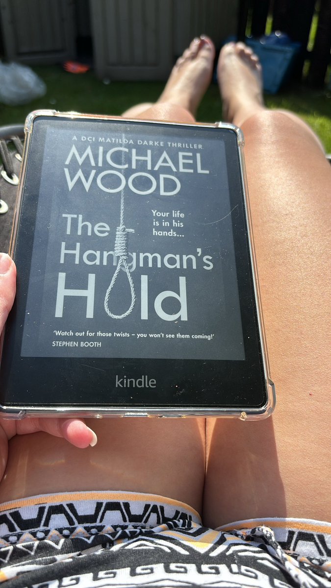 All weekends should start like this ☀️ Early finish, sunshine and a good book. CR: The Hangman’s Hold - Michael Wood #BookTwitter