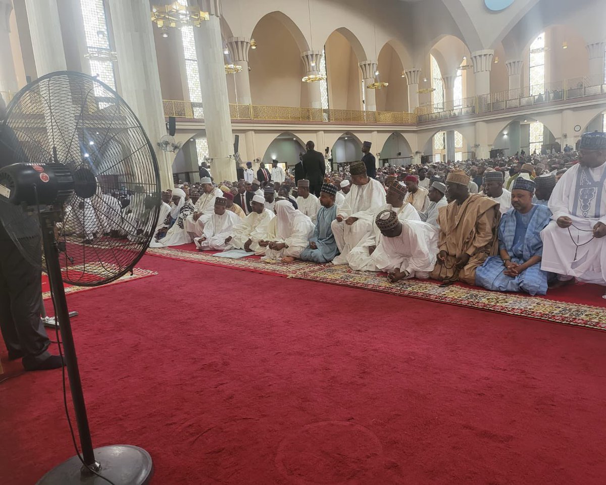 Vice President Kashim Shettima @officialSKSM on Friday afternoon observed the Jumaat prayers at the National Mosque in Abuja alongside former Head of State, Gen. Abdulsalami Abubakar (rtd). Following the prayers, the Vice President joined other Muslims for the Janaiza (funeral