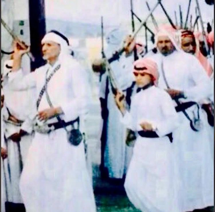 bni3mr's tweet photo. صورة للشيخ حسن بن مشرف العمري رحمه الله في إحدى المناسبات الاجتماعية لقبيلته https://t.co/Aozx6HtMQp