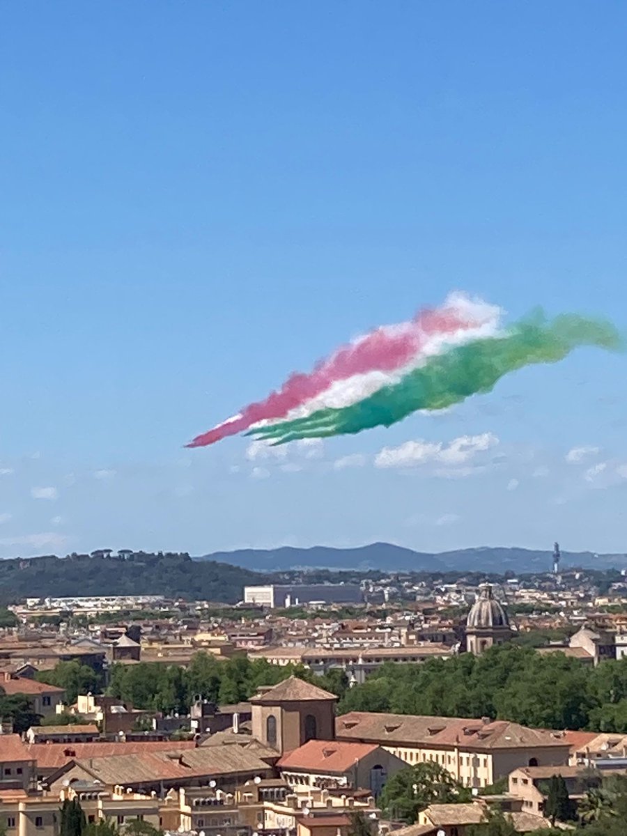 Le @FrecceTricolori 🇮🇹 della @ItalianAirForce viste questo pomeriggio dal Palazzo Montorio al Gianicolo 😍 

🇮🇹 ✈️ 🇪🇸

📸 @EmbEspItalia