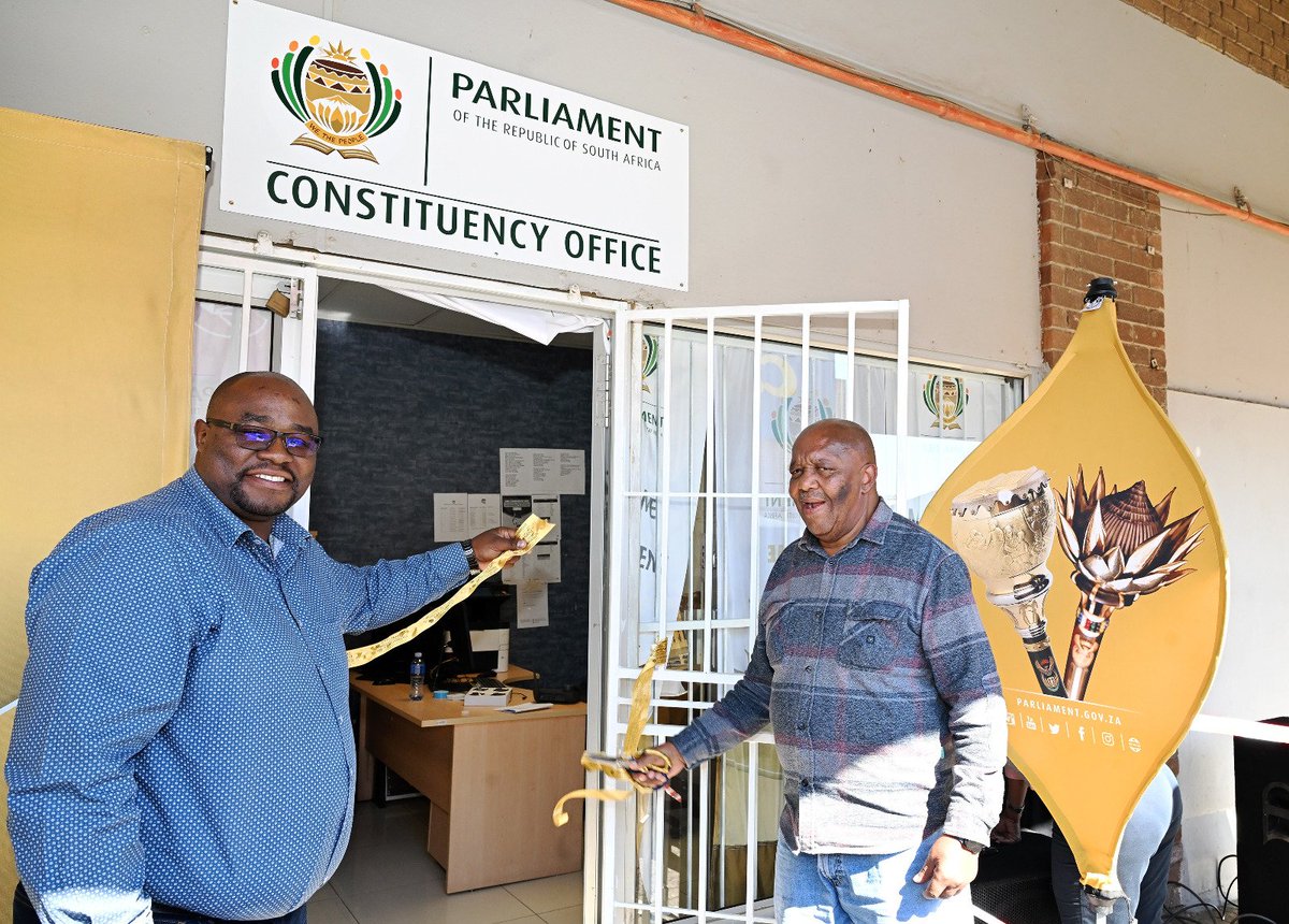 Acting Speaker of the National Assembly Lechesa Tsenoli opened the Botshabelo Parliamentary Constituency Office. Mr Tsenoli emphasised that the office was moved to the Rea-Hola shopping complex to bring it closer to the people and make access to Parliament services easier