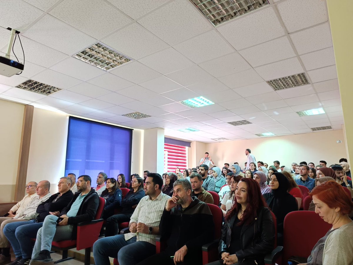 "Dünya'da ve Türkiye'de İklim Değişikliği Kaynaklı Göç" konferansımızdan...
Emeği geçen, katkı sunan ve katılım sağlayan tüm değerli hocalara ve sevgili öğrenci arkadaşlara çok teşekkür ederim.