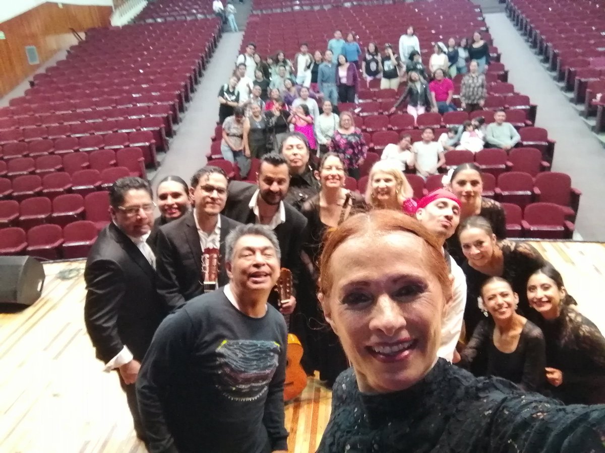 Ayer amigos! Viva Flamenco! Seguimos celebrando nuestro 20 aniversario. Algunos momentos de la bonita y muy aplaudida función 'Voces de Lorca' en la Universidad de Chapingo. Gracias al talento de la compañía! Lo gozamos mucho.
#showflamenco #flamenco #tablao #showenvivo