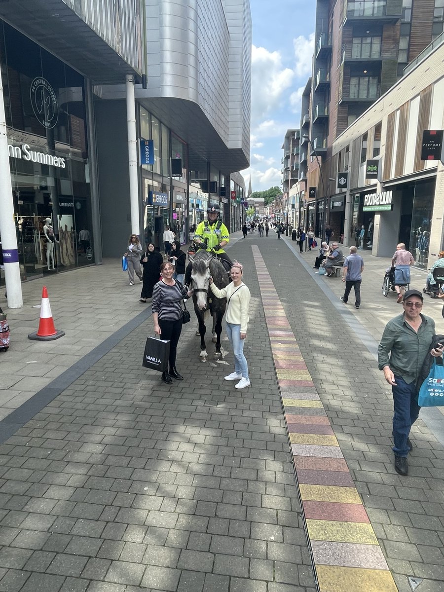 GMPHorses's tweet photo. We’ve had 2 horse out in Bury today, we have met lots of lovely people and they have had lots of treats 🍎🥕#GMPmountedunit https://t.co/ndY2m45Jjm