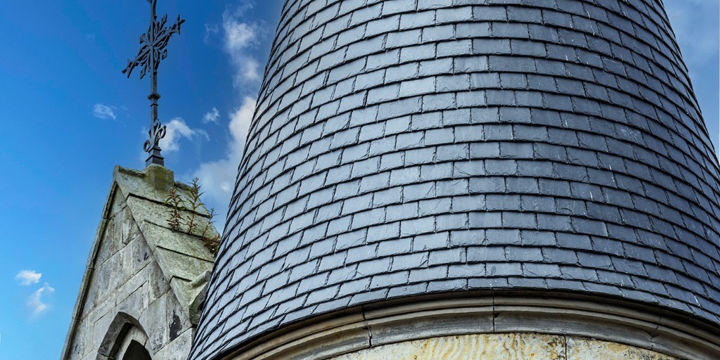 With its brawny natural slate hats on, a Victorian Gothic church conversion near Dundee is well equipped to outface the buffeting winds of the north east coast [AD] @cupapizarras_en #rjproducts #naturalslate #roofing #spanishslate ow.ly/kSoH50RyFQN