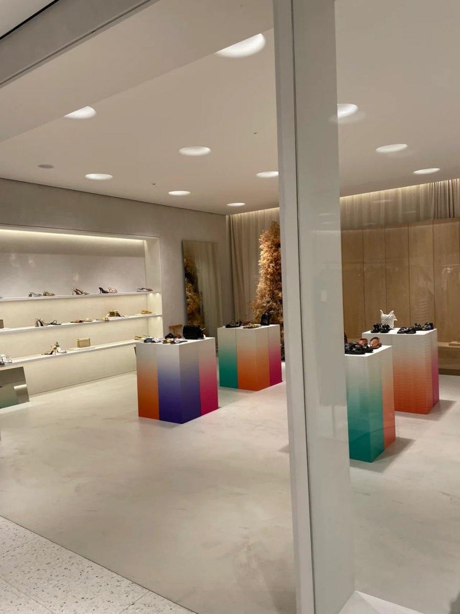 luaar22's tweet image. Enjoying the moment at Battersea power station.