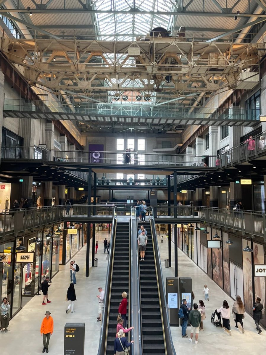 luaar22's tweet image. Enjoying the moment at Battersea power station.