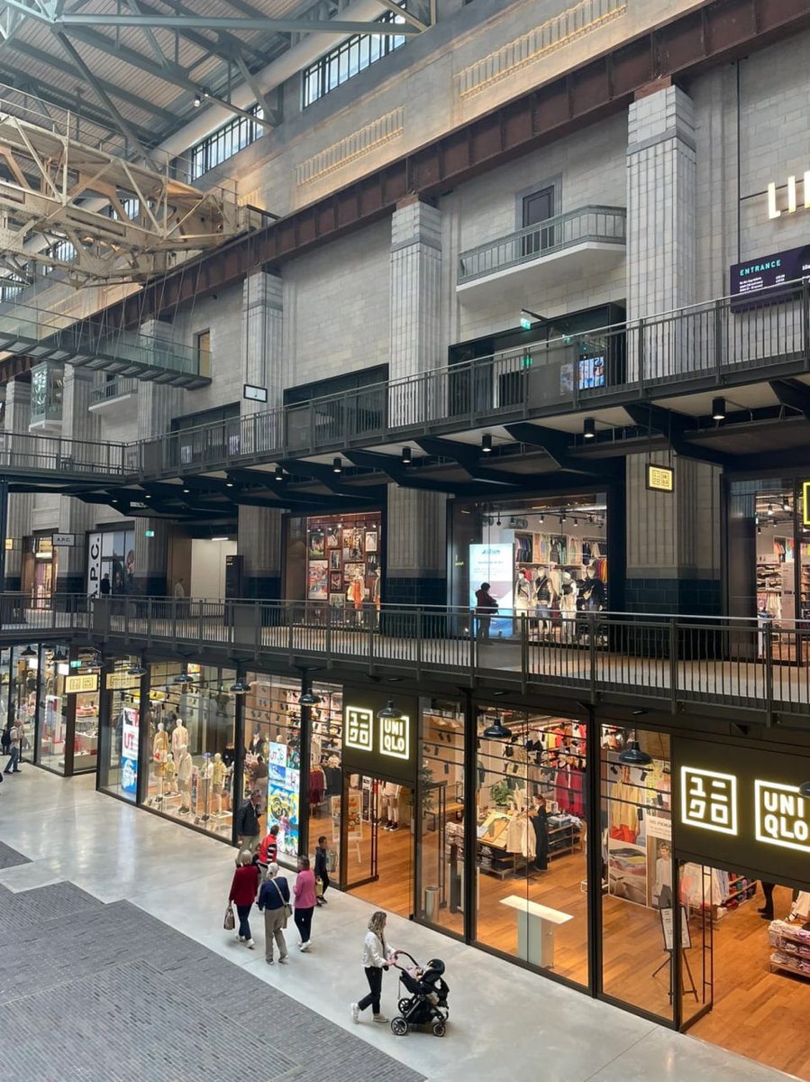 luaar22's tweet image. Enjoying the moment at Battersea power station.