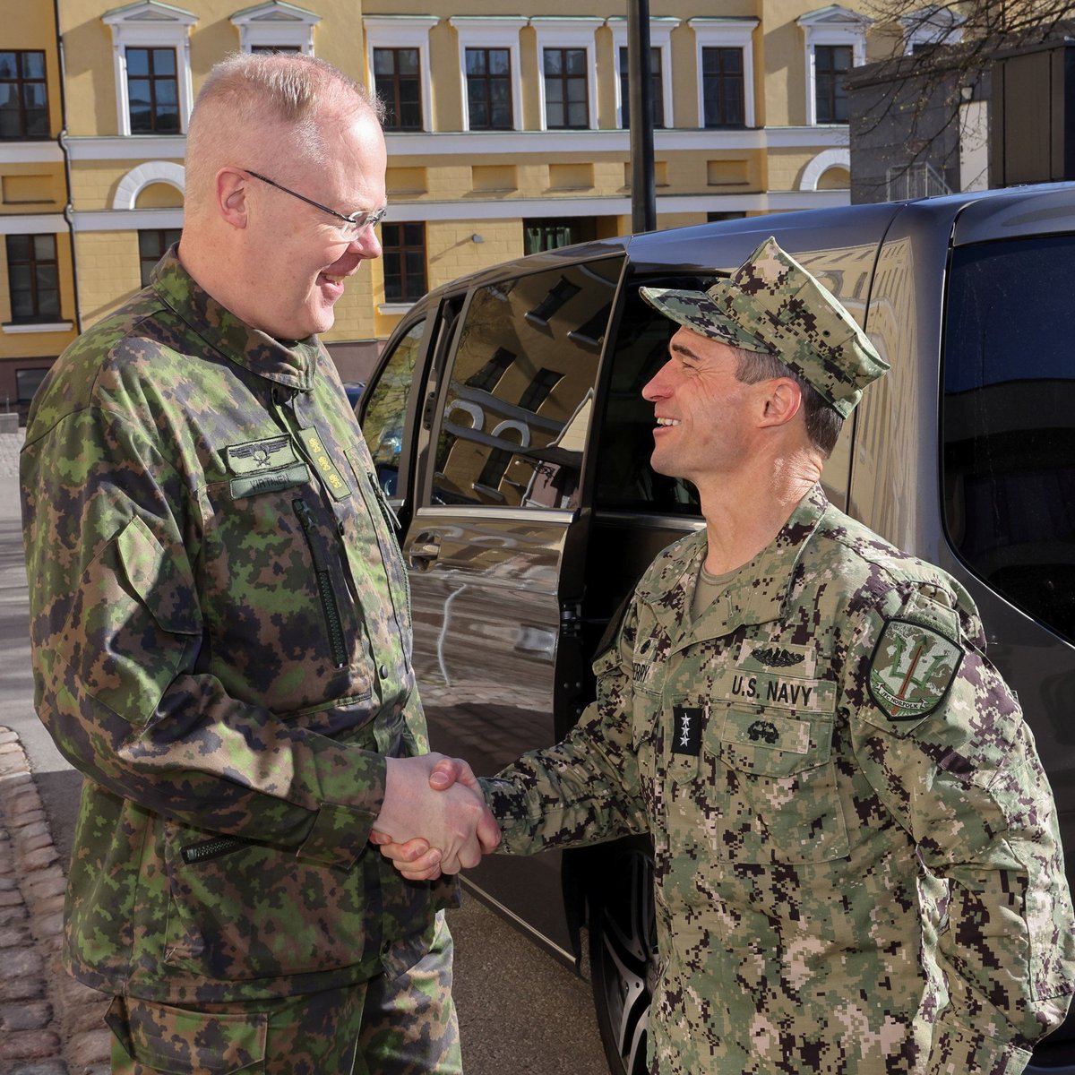 Vara-amiraali Doug Perryn vierailun aikana keskusteltiin liittokunnan yhteisestä operatiivisesta suunnittelusta. ”Keskustelun kautta muodostamme yhteisen näkemyksen Naton pohjoisten alueiden yhteisestä puolustuksesta”, toteaa kenraaliluutnantti Virtanen. puolustusvoimat.fi/-/norfolkin-yh…