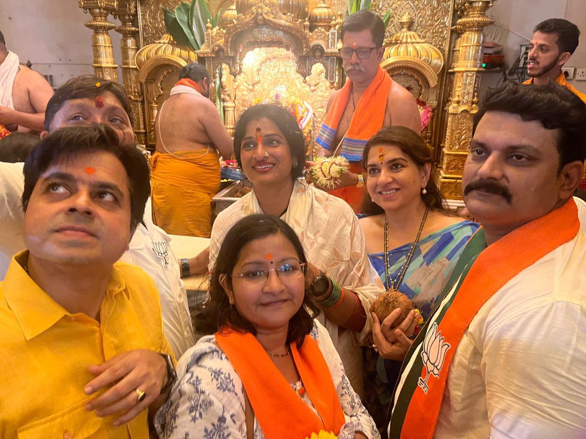 En route to campaign for the Maharashtra elections, I paused to seek the divine blessings of Lord Mahaganapathi at the sacred Shri Siddhi Vinayaka Temple in Mumbai.