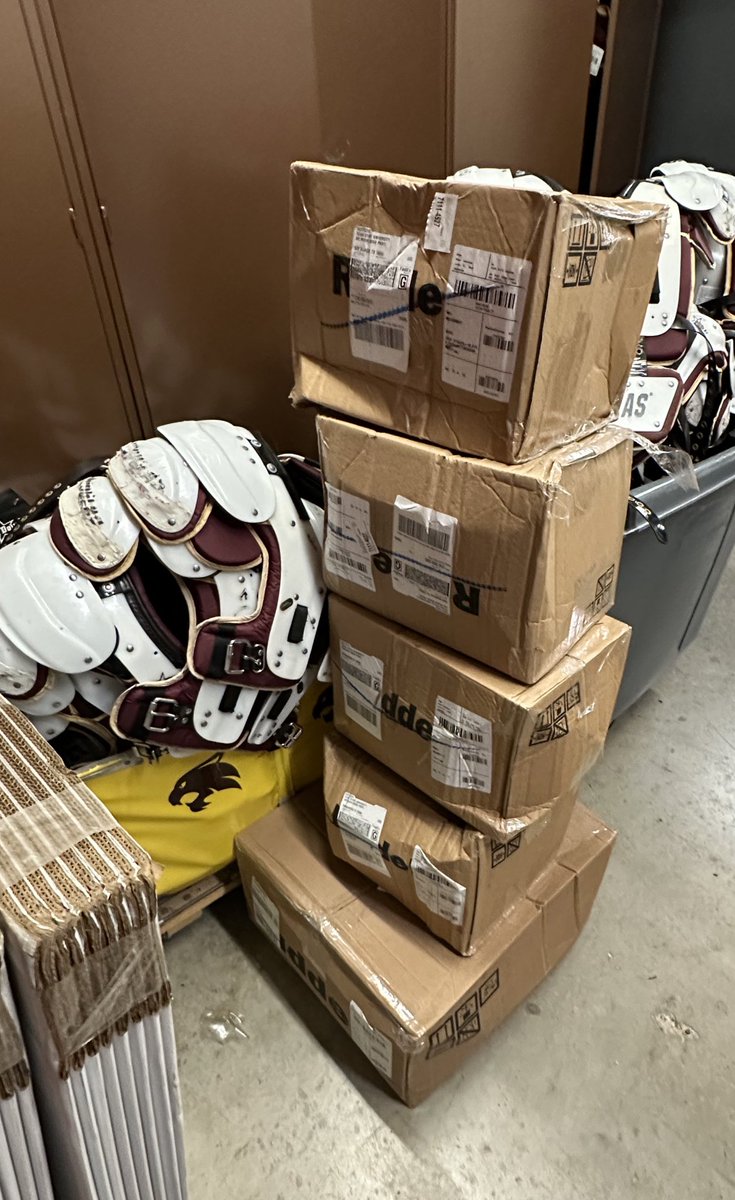 TXST_FootballEQ's tweet photo. No better way to kick off #BoxSZN than with helmet recon 😁 @RiddellSports https://t.co/sVoAT9yG5q