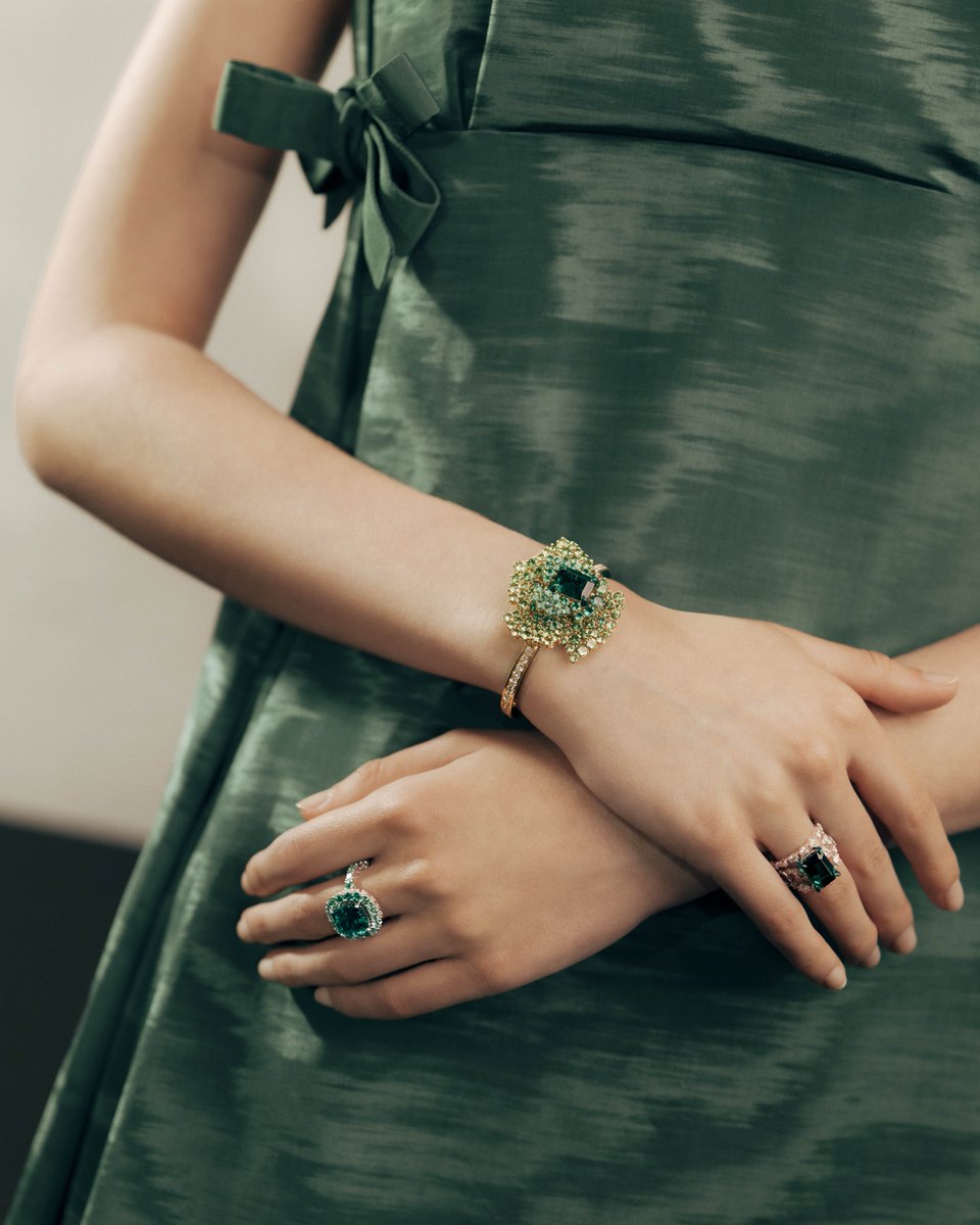 Lucky charms.
The #DiorHauteJoaillerie 'Diorama & Diorigami' collection by Victoire de Castellane captivates with a climbing yellow gold and tsavorite garden, embellishing Maria Grazia Chiuri's black and soft green moire designs with the art of pairing on.dior.com/yt-diorama.