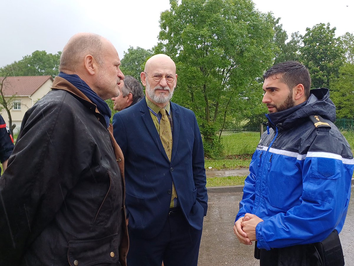 #VigilanceRouge #Inondations 🔴 | Laurent Touvet, préfet de la Moselle, s’est rendu à #Boulay-#Moselle. 👉 Rencontre le maire et point sur la situation dans la commune. ➡️ Restez chez vous ; ➡️ N'utilisez pas votre voiture. Restez prudents et informez-vous ⤵️