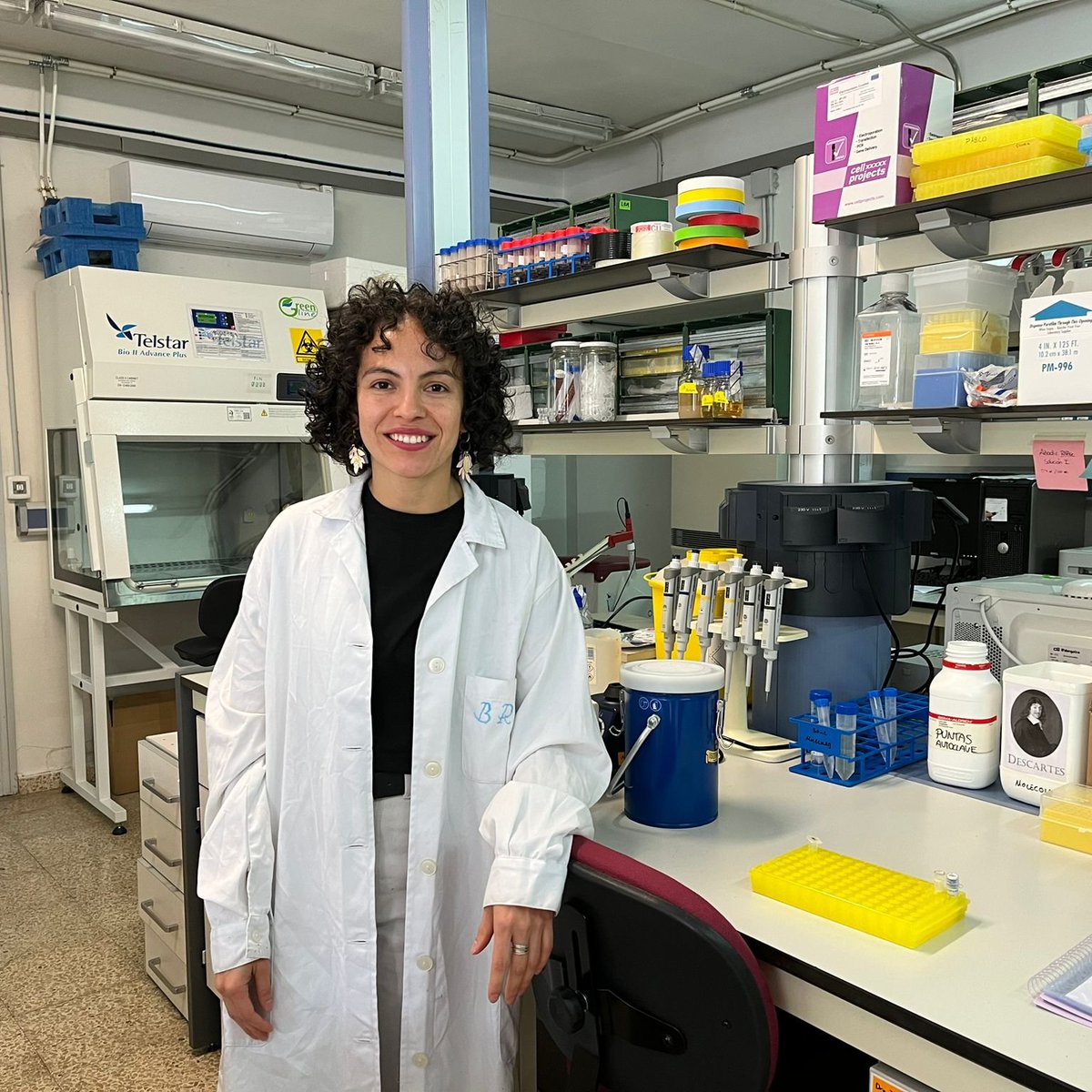 PhD student Valeria Mendoza (from @igz_leibniz, @vanDamIGZ Group) has carried out this week a short stay at @Molecolab_csic #IRNASA to learn techniques to generate beneficial fungal inocula and apply them on solanaceae 🧫🔀🌿 It is a pleasure to receive talent!