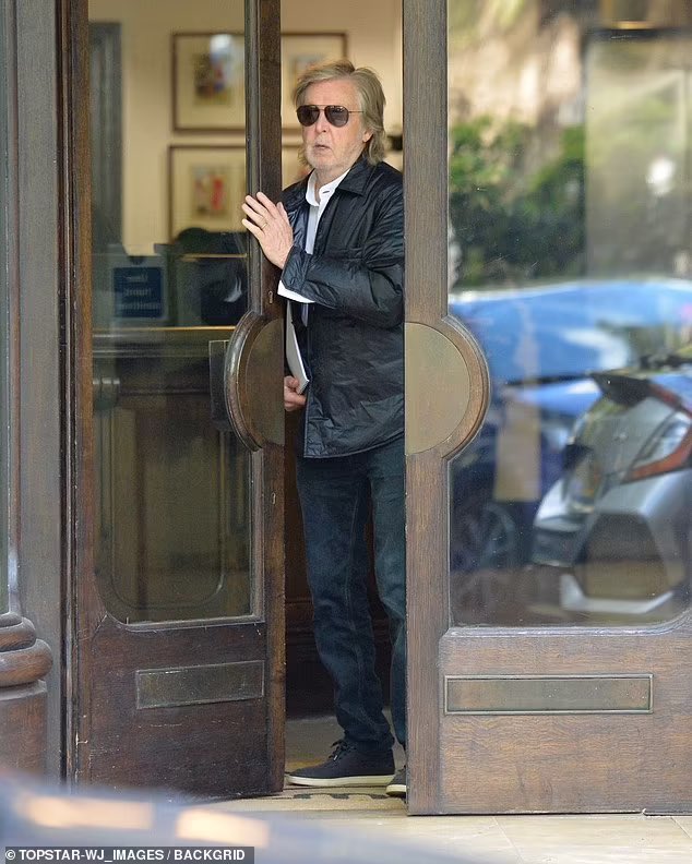 Paul McCartney foi visto saindo da MPL em Londres (15/05)