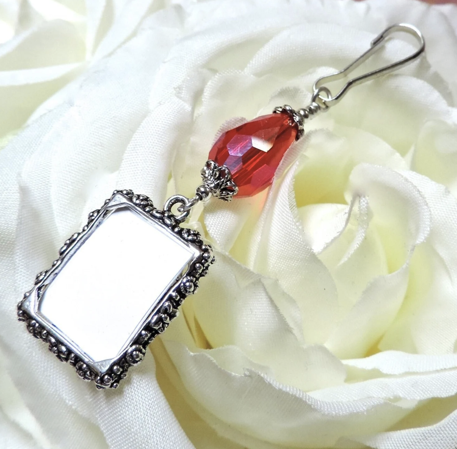 Wedding bouquet photo charm with small picture frame and teardrop crystal. Gift for the bride to remember a loved one. smilingbluedog.etsy.com/listing/227946… via @Etsy #Etsy #etsypreneur #bestofetsy #etsyfinds #etsyweddings #NJ #brides #bridetobe #shopsmall #onlineshopping #wedding #giftideas