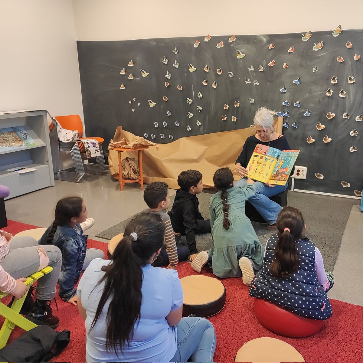 Aquesta setmana hem rebut la visita dels infants del Casal Intercultural! 🙌🏻 Els hem explicat què poden trobar a la Biblioteca i hem compartit una estona de lectura.

#Esparreguera #quèfemalesbiblios #bibliotequesxbm #bibliotequescat #BibliotecaEsparreguera