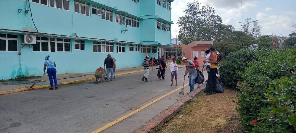 En la mañana de hoy los trabajadores de suministros médicos hacen cambio de labor en las afueras del hospital héroes del baire por una ciudad más limpia en saludo al 26 de julio 
#porun26enel24
#unacuidadmaslimpia
#suministrosmedicos