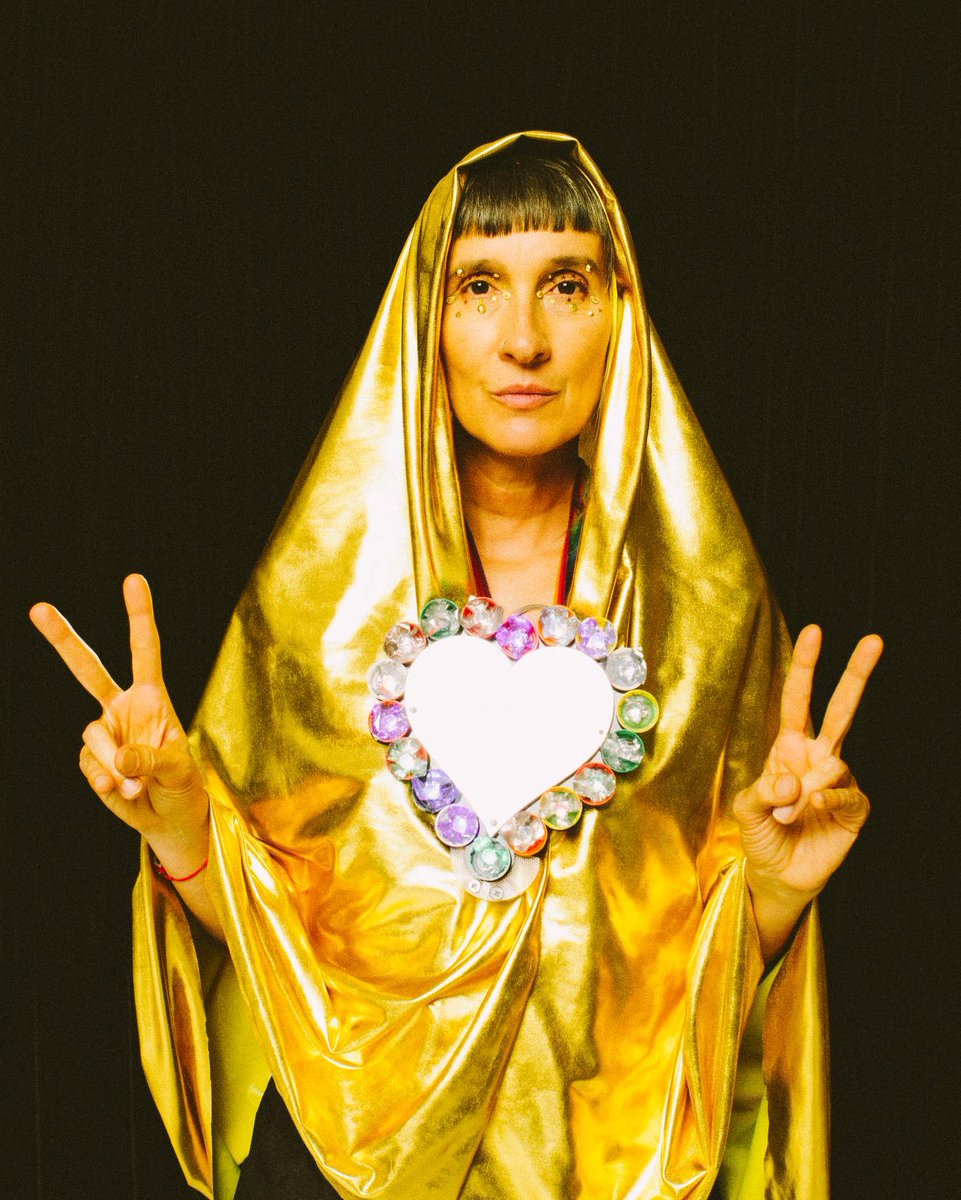 2. Andrea Echeverri, voz icónica de Aterciopelados, ha trascendido fronteras con su música. ¿Cuál es tu canción favorita de esta leyenda del rock colombiano? 🎸🔥