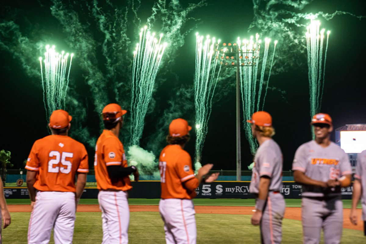 Light up the night with Vaqueros Baseball presented by Vaquero Outfitters and G3 Scrap Metal! 🎇🎆 ✌️Tailgate: 3 p.m. 🆚 Sacramento State 🗓️ Friday, May 17 ⌚️ 6:30 p.m. 📍UTRGV Baseball Stadium 🎇 Postgame Fireworks Know before you go: 🔸Skip the line & buy online:
