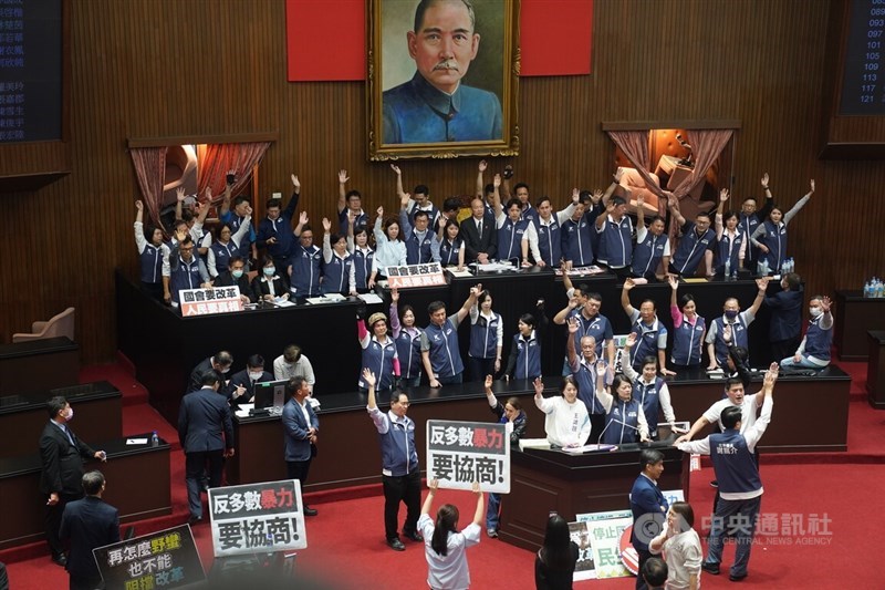 Ruling and opposition lawmakers engaged in physical scuffles and verbal attacks over several controversial bills on Friday, including amendments that would give the Legislature additional powers. #KMT #DPP focustaiwan.tw/politics/20240…