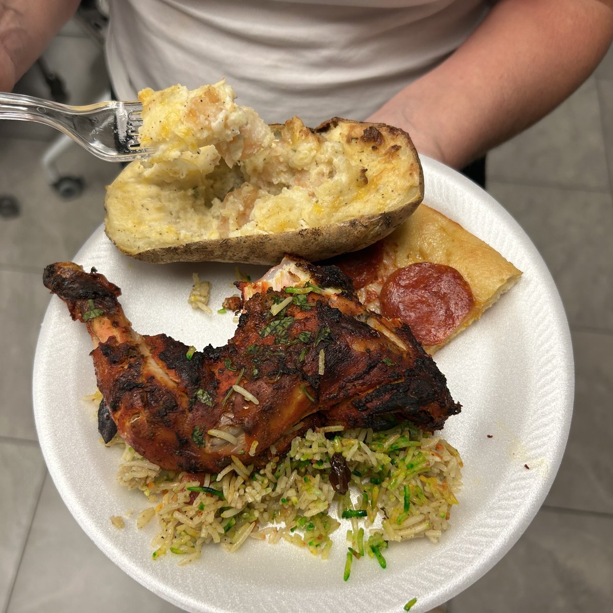 ACYRAZ's tweet image. Last week, Mr. Pedro&apos;s #GEDClass had a #Potluck!

At ACYR, we encourage students to #buildcommunity in their classes, potlucks are one way we support this.🤝

Students brought their favorite foods 🍽, played games🎮, &amp;amp; got to know each other without the pressure of class time 🧑‍🤝‍🧑.