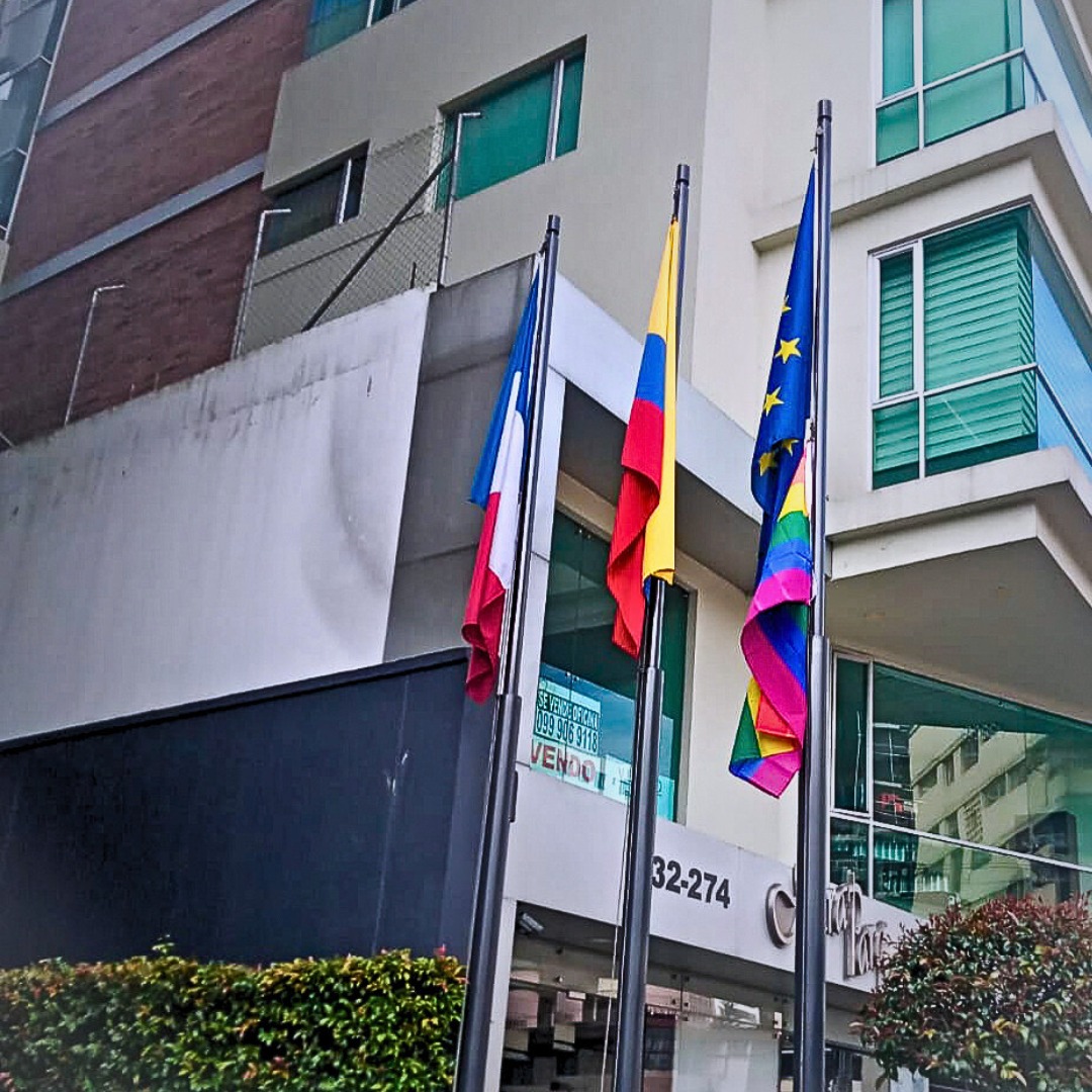 UEenEcuador's tweet photo. 🫂 Desde la #UE, nos unimos a la causa #IDAHOT, izando la bandera 🇪🇺🏳️‍🌈 en solidaridad. 

Estamos comprometidos en luchar contra la violencia y la discriminación hacia las personas #LGBTI

'Que nadie se quede atrás: igualdad, libertad y justicia para todos'

🫶🏼🌈 #EU4LGBT https://t.co/x72lmmAPPz