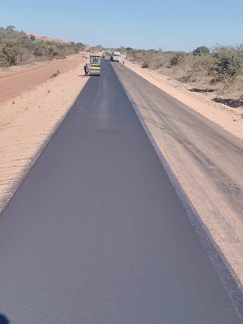#IweWosvora🇿🇼 Surfacing is currently underway on the Shurugwi Mhandamabwe road reconstruction project. Stay tuned for more updates on this transformative project! @MinistryofTID @Cde_Chenjerai @CMEDPvtLtd @zinaraZW @tscz1 @ZimGvt_NDS1 @Zim_Vision2030