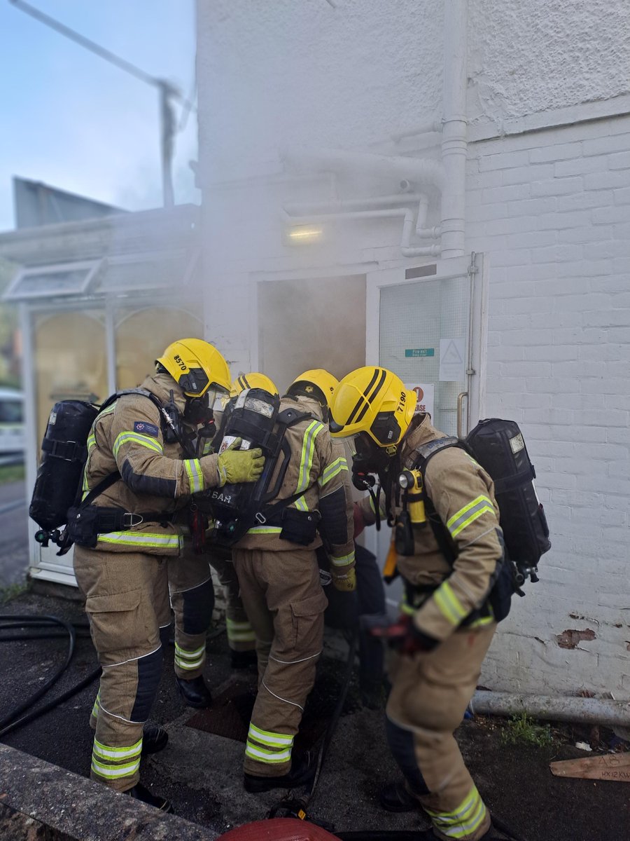 🧑‍🚒 On-call firefighters from the #NewForest took part in a training exercise in New Milton on Tuesday. Cosmetic smoke was used to create a realistic scenario for the on-call teams during their weekly drill night, testing their breathing apparatus and rescue skills.