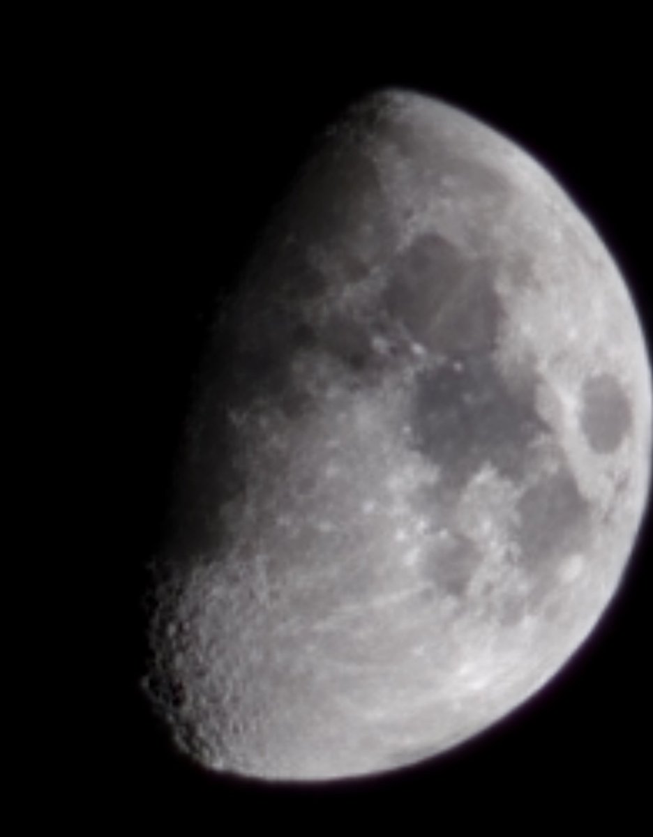 月だけはAI補正の力で スマホの方が綺麗に撮れる🌛 おやすみなさいませzzz