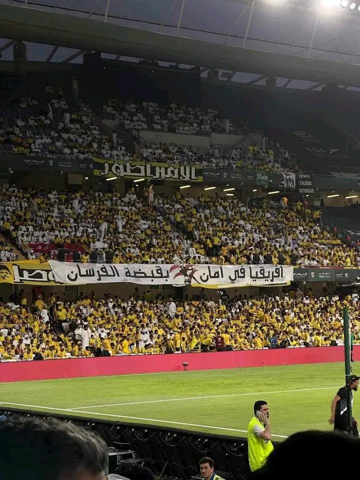 مجموعة جنون التابعة لنادي الوصل الاماراتي تدعم الزمالك خلال نهائي كأس الامارات بمسدج إفريقيا في امان بقبضه الفرسان ..