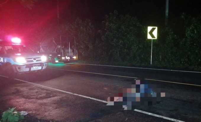 Una persona murió anoche tras ser atropellada en el kilómetro 91½ de la carretera que conduce de Sonsonate hacia Ahuachapán.