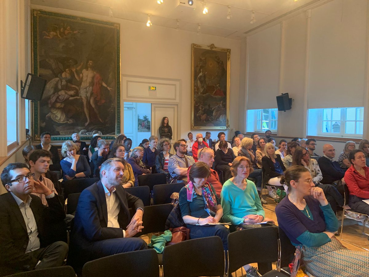 Salle comble hier soir pour notre discussion 'Don’t Wake the Dragon!' sur la montée de l'extrême-droite en Irlande. Merci à nos quatre intervenants pour leur contribution au débat à quelques semaines des élections européennes ! Ecoutez la discussion ici : soundcloud.com/centreculturel…