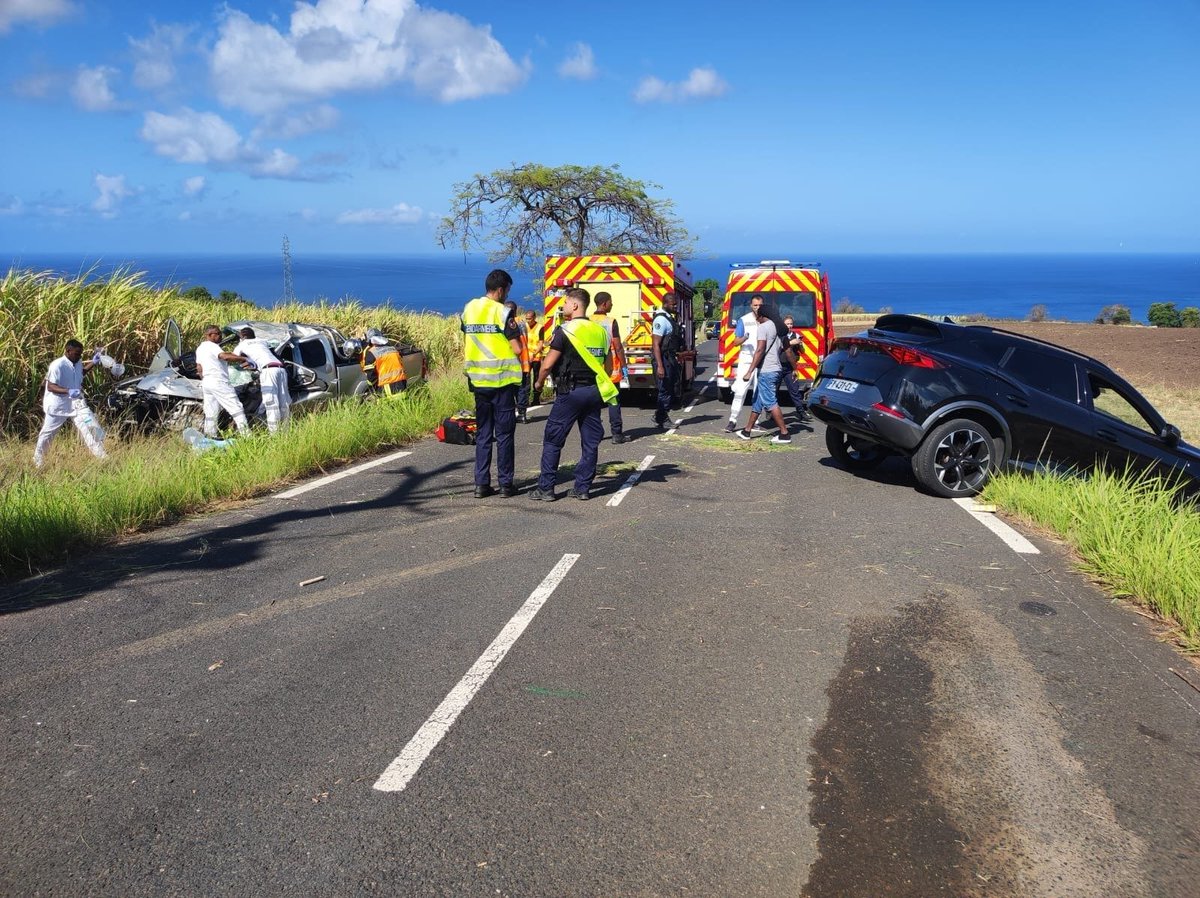 🚑 #Guadeloupe : Un impressionnant accident entre deux véhicules a eu lieu ce matin route de Bologne à Saint-Claude.

Un homme de 76 ans incarcéré en arrêt cardiaque est finalement décédé. 

L'autre conducteur de 31ans a été transféré au CHBT en état léger.

Une enquête est