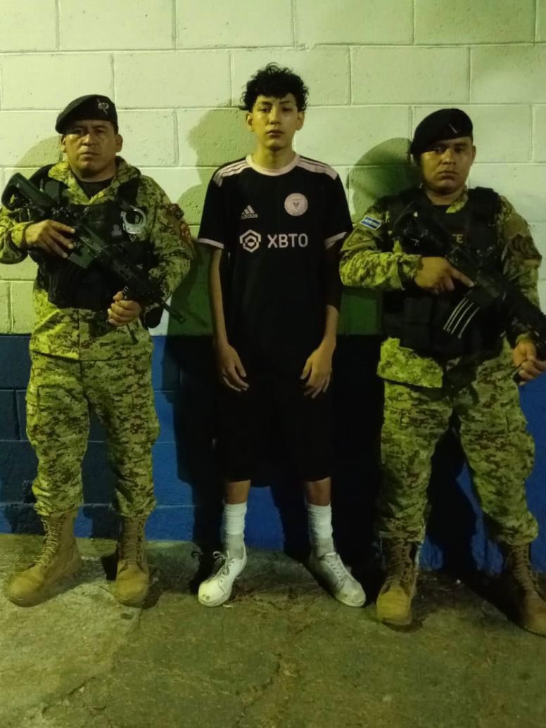 El ministro de @DefensaSV, @merino_monroy, informó de la captura de Nahúm Josué Ortega Luna, homeboy de la P-18S, quien fue ubicado por miembros de la @FUERZARMADASV en la urbanización Nuevos Horizontes, Ilopango, San Salvador.