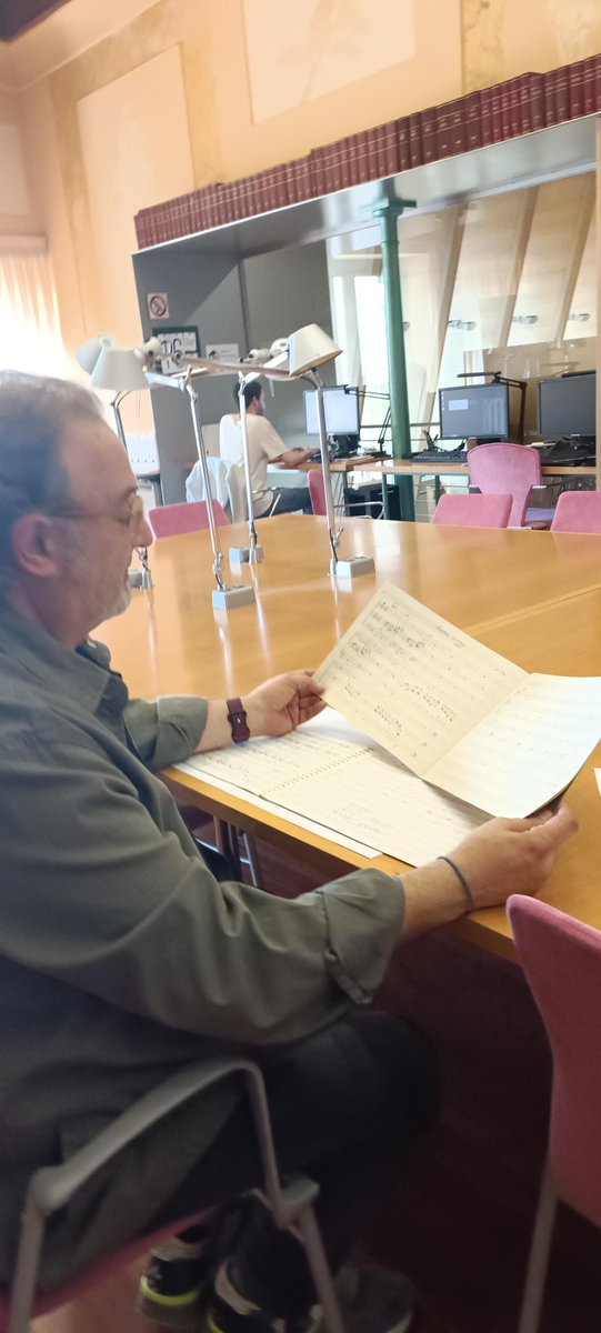 🧐Avui el tenor mataroní Josep Fadó ens ha visitat per consultar les cançons "Punsolenques" amb lletra del poeta Josep Punsola i música del mestre Enric Torra Pòrtulas que conservem al fons del mestre compositor i director. #música #arxius #patrimonimusical <a href="/patrimonigencat/">Patrimoni cultural</a> #XAC