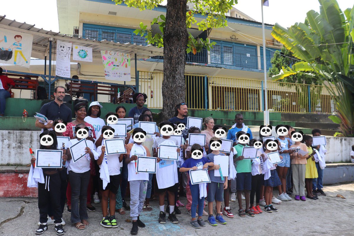 L’éducation environnementale dès le plus jeune âge pour un avenir zéro déchet. 🍀 @WWFGabon a participé et soutenu la remise des prix du Recup Plastique Challenge de l’école Gros bouquet 1. Un grand Bravo à nos jeunes ambassadeurs verts! #JeunesseEngagée #PlanèteDurable #ODD