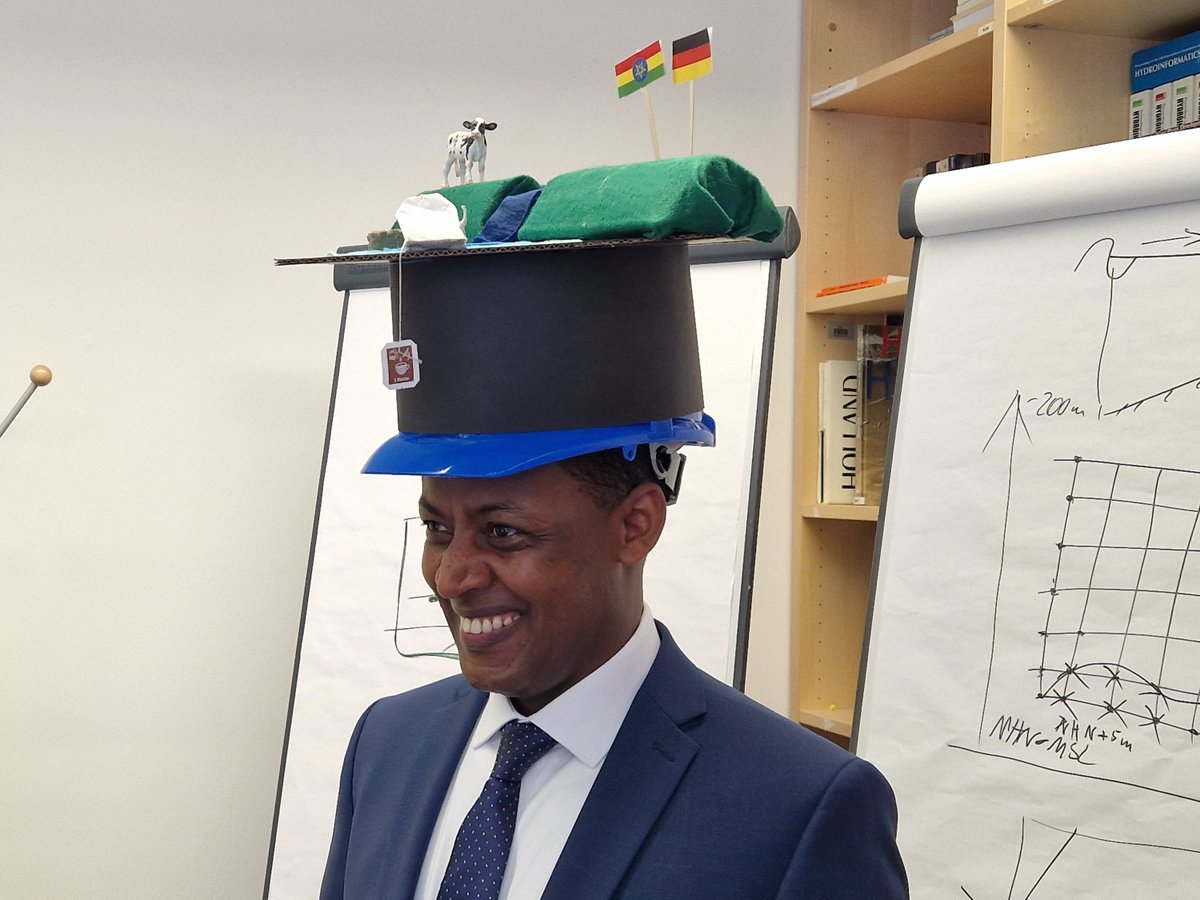 Congratulations to Yohannis Birhanu Tadesse on successfully defending his PhD dissertation.
🎓🌊🎉

The thesis has been written at @tuhamburg's Institute of River and Coastal Engineering, focusing on modeling levee breaches.

#idachamburg #levee #dike #tuhh #phddefense #idac