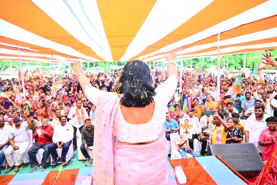 Grateful to Madam @dreamgirlhema for campaigning for me in Bhubaneswar today.

Just a request to her by me over phone and she was here! 

 My deepest regards for her talent, goodness and generosity of heart.
God bless !