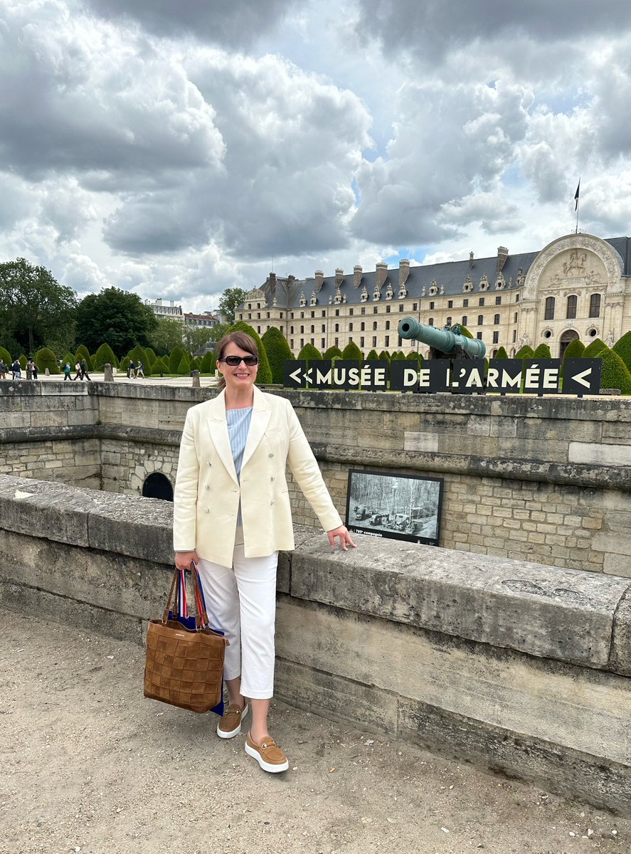 Superkiinnostavat kaksi päivää Pariisissa 🇫🇷 On vierailtu OECD:ssa ja saatu tietoiskuja taloudesta, työllisyydestä ja teknologiasta sekä Nato-kumppani Ranskan maanpuolustuksen järjestelyistä, tutustuttu livenä <a href="/IHEDN/">IHEDN</a> toimintaan.  Kiitos isäntä <a href="/vaaranpa/">Pasi Vaaranmaa</a>, tämä on ollut ilo!