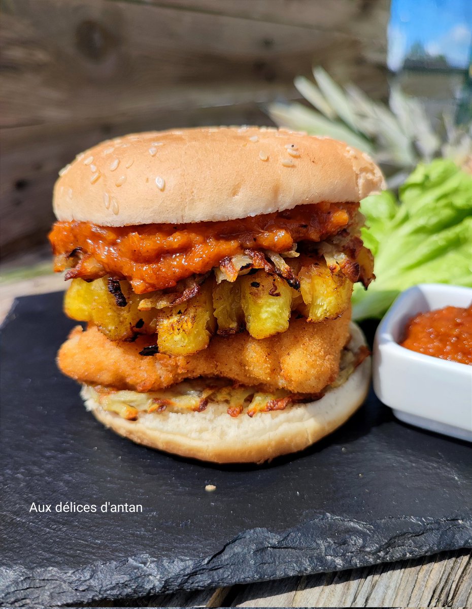 Bonjour C'est le weekend allez on fête ça ensemble avec un burger hawaïen ! Sortez les ukulélé ! 😁 auxdelicesdantan.wordpress.com/2021/10/25/bur… #foods #recipe #FridayFeelings #FridayMotivation #recette #burger