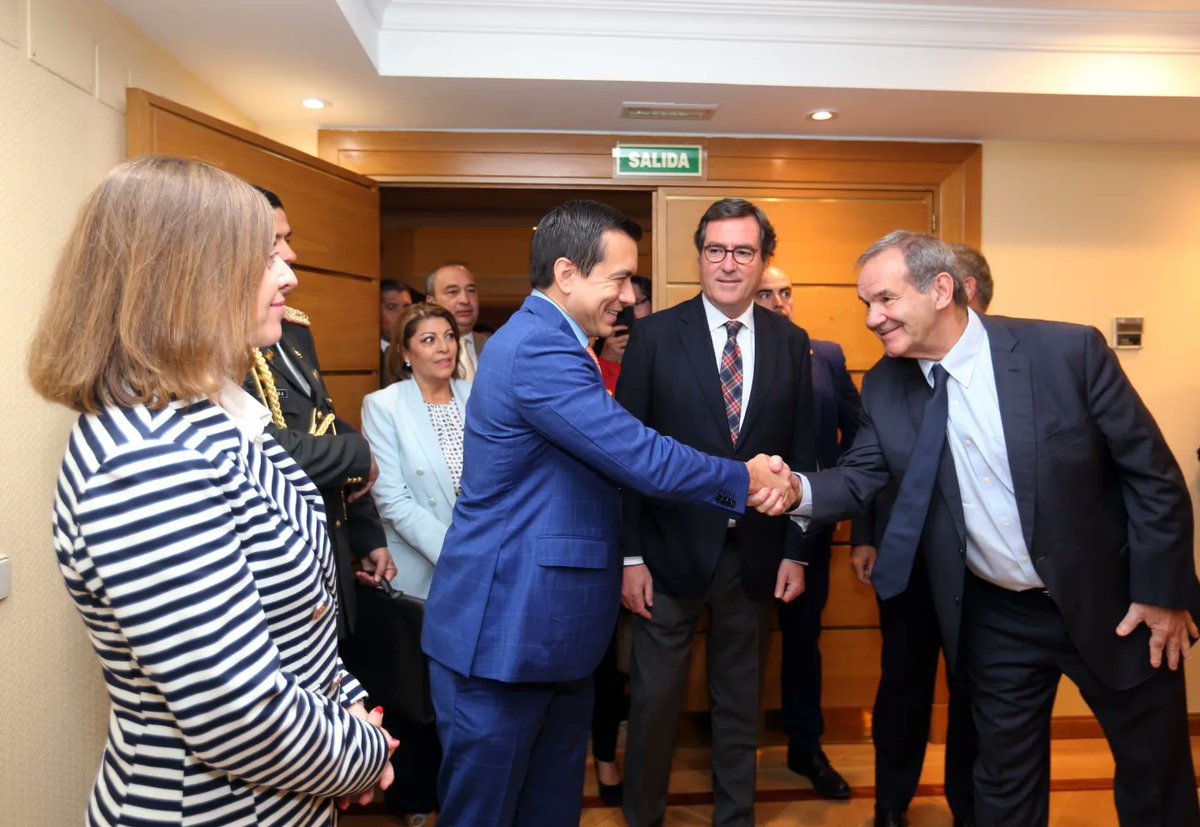 En España, el presidente @DanielNoboaOk, junto a la delegación oficial, mantuvo una reunión con los miembros de la Confederación Española de Organizaciones Empresariales @CEOE_ES, que integra a dos millones de empresas y autónomos de diferentes sectores productivos. Analizaron