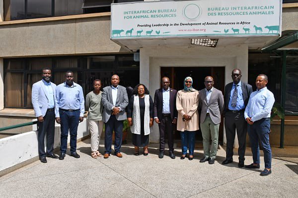 AU-IBAR & AU-PANVAC held a meeting to build sustainable mechanisms for tackling #AnimalHealth across AU Member States. Strategies to enhance animal health & address key livestock diseases were discussed - taking our efforts from strength to strength. More: shorturl.at/1cyXy