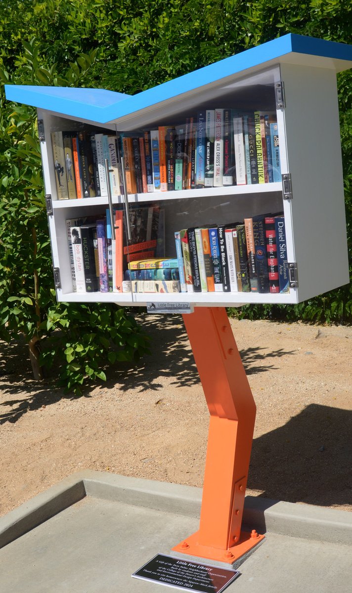 Twin Palms Neighborhood Organization (TPNO) dedicated a new Little Free Library in its neighborhood. See the Krisel-inspired design and learn more about how it came to be! Read on: mwkly.com/places/twin-pa… @LtlFreeLibrary @CityofPS @H3KDesign @CollegeofDesert #TwinPalms