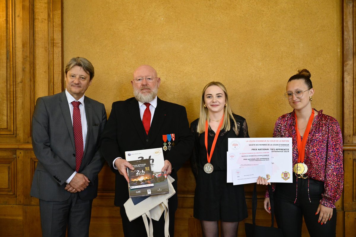 lasarthe_72's tweet photo. Cérémonie de remise des prix du Concours de l’apprentissage de #Sarthe par la SMLH, Société des Membres de la Légion d'Honneur, en présence de Véronique Rivron, 1ère vice-présidente, représentant Dominique Le Mèner, Président du #CD72. 

Cette année, c’est Dorine Hélière, apprentie au sein du CFA coiffure, qui a obtenu le Prix d'excellence et représentera la #Sarthe au Prix National de l'Apprentissage de la SMLH, le 14 décembre prochain à Paris !

Le Département, qui fait de la jeunesse sa priorité, félicite les jeunes apprentis 👏